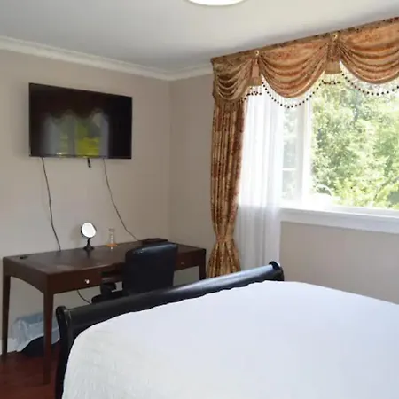 Jane'S Private Rooms With Shared Washroom Surrey Exterior photo