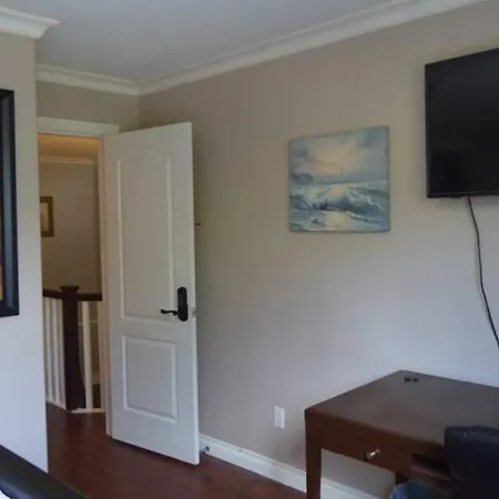 Jane'S Private Rooms With Shared Washroom Surrey Exterior photo