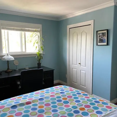 Jane'S Private Rooms With Shared Washroom Surrey Exterior photo