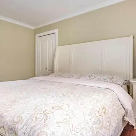 Jane'S Private Rooms With Shared Washroom Surrey Exterior photo