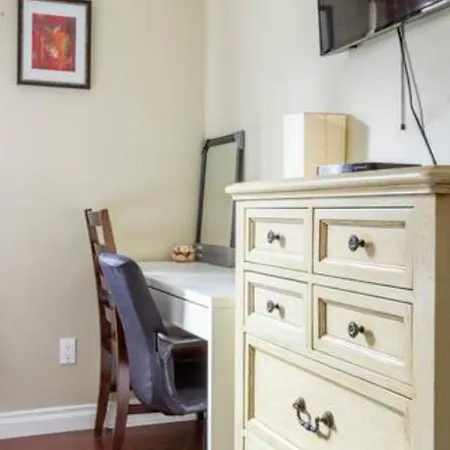 Jane'S Private Rooms With Shared Washroom Surrey Exterior photo