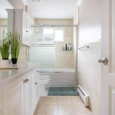 Jane'S Private Rooms With Shared Washroom Surrey Exterior photo