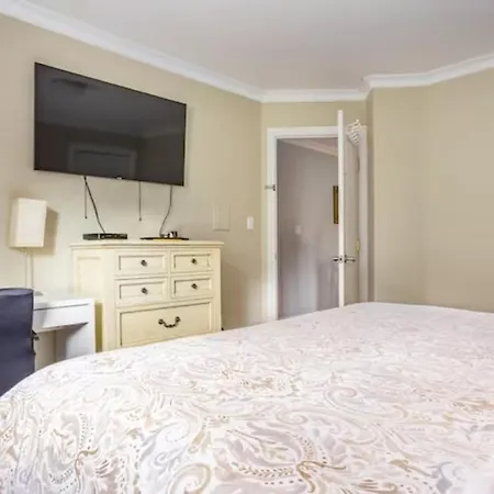 Jane'S Private Rooms With Shared Washroom Surrey Exterior photo